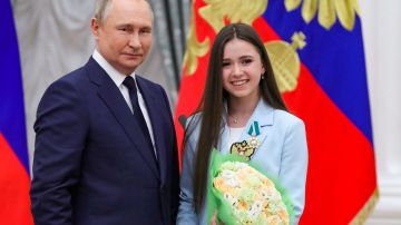 Vladimir Putin condecoró a Kamila Valieva en el Kremlin.