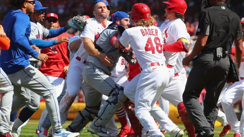 Jugadores de Mets y Cardinals durante la vaciada de bancas en el encuentro de este 27 de abril.