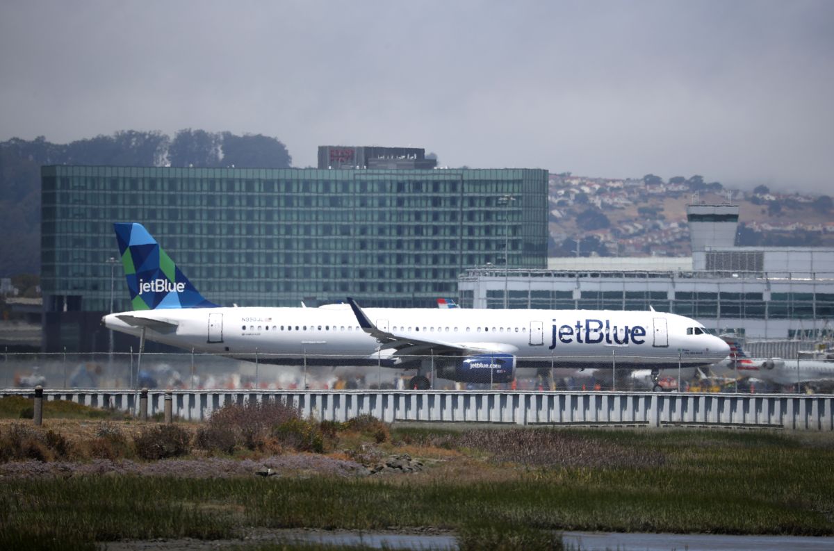 Un avión de JetBlue a punto de despegar del aeropuerto de San Francisco en California.