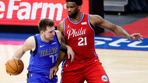 Doncic (L) y Embiid (R) se enfrentan durante un encuentro entre Dallas Mavericks y Philadelphia 76ers.