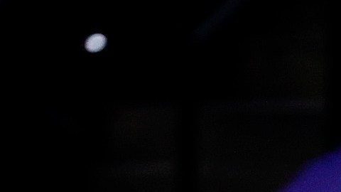 Joel Embiid lanza en suspensión ante Indiana Pacers ante la marca de Domantas Sabonis.
