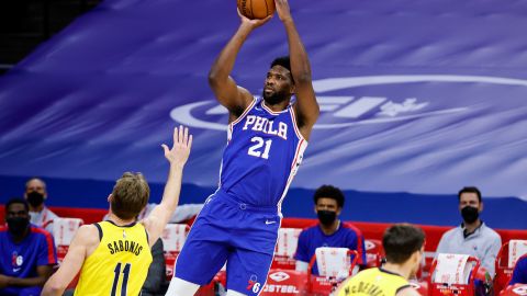 Joel Embiid lanza en suspensión ante Indiana Pacers ante la marca de Domantas Sabonis.