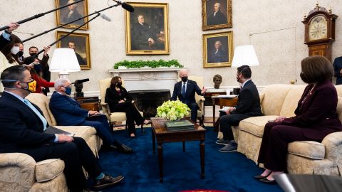 Miembros del Caucus Hispano del Congreso se reunieron este lunes con el presidente Biden y la vicepresidenta Kamala Harris.