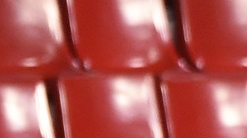 Zinedine Zidane felicita a Karim Benzema en un encuentro de la Liga Española ante Granada.