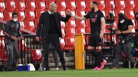 Zinedine Zidane felicita a Karim Benzema en un encuentro de la Liga Española ante Granada.