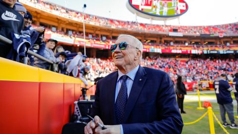 Jerry Jones, dueño de Dallas Cowboys, firmando autógrafos antes de un encuentro ante Kansas City Chiefs.