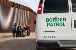 'La Migra' advierte deportación "inmediata" de inmigrantes indocumentados que ingresen al país tras terminar el Título 42