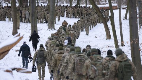 Civiles ucranianos se entrenan en combate básico cerca de Kiev.