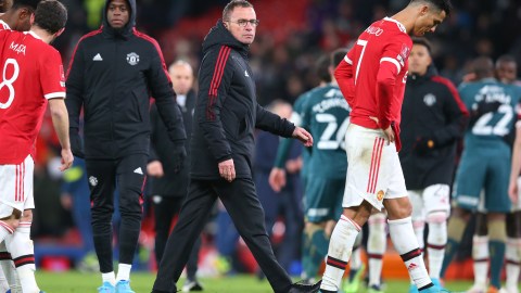 Cristiano Ronaldo abandonó el terreno de juego con claros signos de molestia.