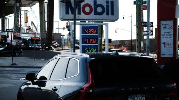 Tratando de bajar la inflación, los presupuestos fiscales del 2022-2023, en New York y New Jersey, promueven la reducción de impuestos a la gasolina.