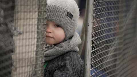 Niños ucranianos, huyendo de sus hogares por la invasión rusa.