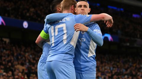 Kevin De Bruyne festeja con Phil Foden el gol que le dio la victoria al Manchester City ante Atlético de Madrid en los cuartos de final de Champions League.