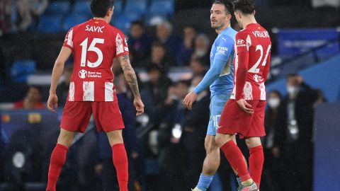 Savic y Vrsaljko, del Atlético de Madrid increpan a Jack Grealish del Manchester City, en una acción que pudo ser el inicio de la trifulca que se armó en los vestuarios minutos después entre ambos equipos.