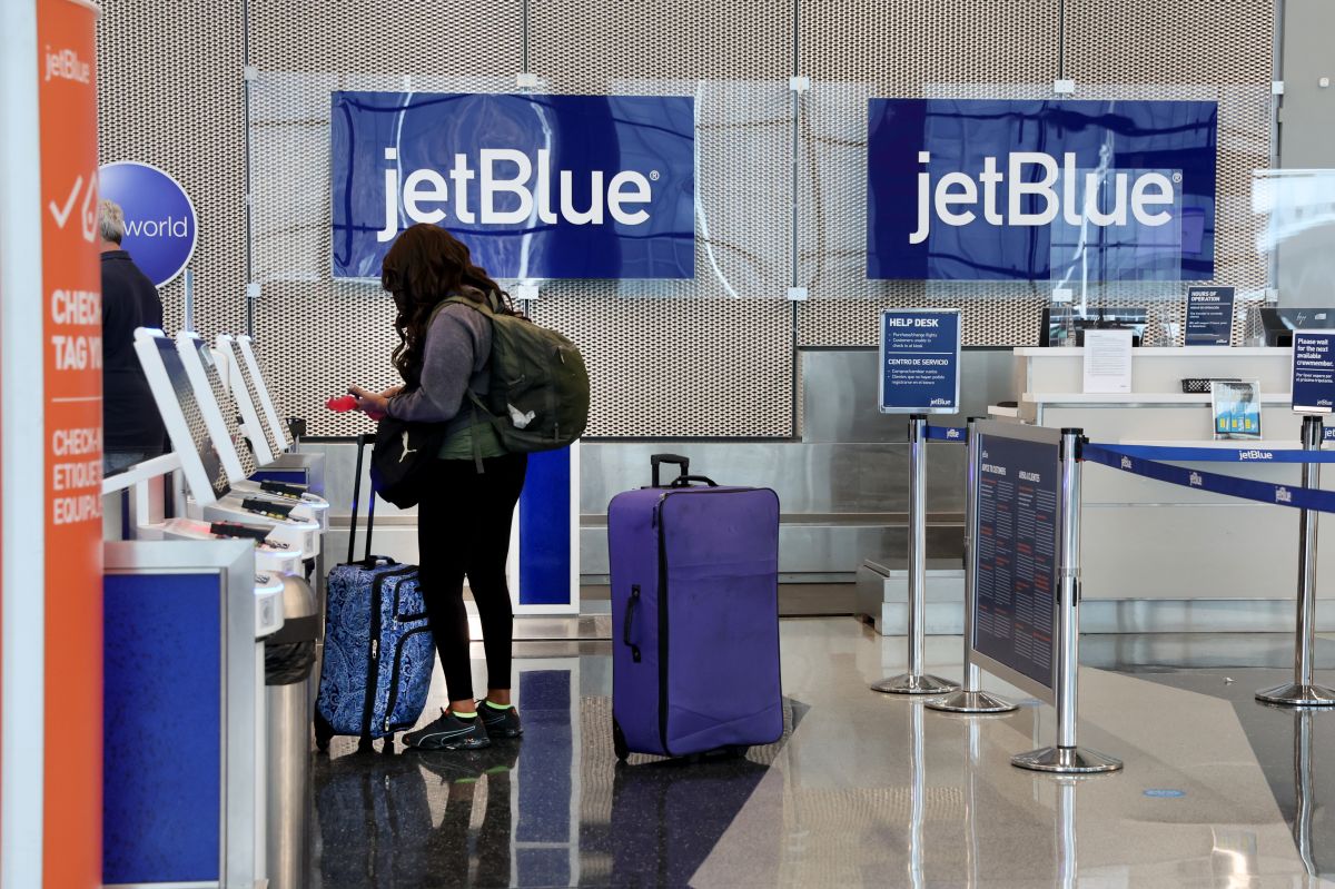 Una pasajera de JetBlue se registra en el O'Hare International Airport, de Chicago, Illinois.  
