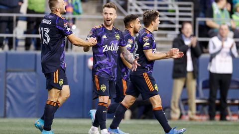 Jugadores del Seattle Sounders celebran el segundo gol del compromiso ante NYC FC por el partido de ida de las semifinales de la Liga de Campeones de Concacaf.