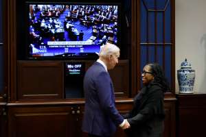 Tres republicanos en el Senado de EE.UU. votaron a favor de nombramiento de Ketanji Brown Jackson como jueza del Tribunal Supremo