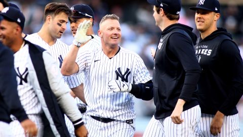 Josh Donaldson (C) celebra con sus compañeros tras conectar el hit que le dio el triunfo 6-5 ante Boston Red Sox en el Opening Day de la temporada 2022 de MLB.