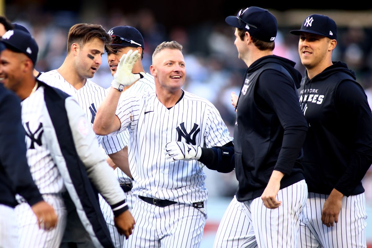 Josh Donaldson (C) celebra con sus compañeros tras conectar el hit que le dio el triunfo 6-5 ante Boston Red Sox en el Opening Day de la temporada 2022 de MLB. 