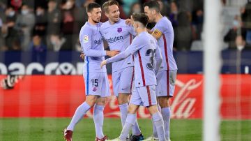 Luuk de Jong celebra con sus compañeros el gol en el tiempo agregado que le dio la victoria al FC Barcelona ante el Levante.