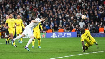 Benzema cabecea tras pase de Vinicius Jr. y anota el gol que le dio la clasificación al Real Madrid a las semifinales de la UEFA Champions League.