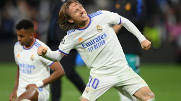 Luka Modric celebra la clasificación del Real Madrid a las semifinales de la UEFA Champions League ante Chelsea.