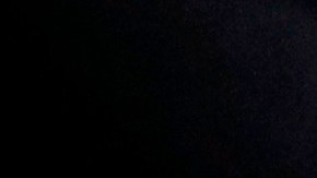 Kevin Durant tomado de la mano junto a sus compañeros durante el silencio de respeto a los afectados por el tiroteo en el metro de New York.