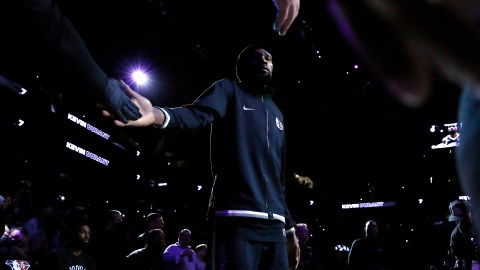 Kevin Durant tomado de la mano junto a sus compañeros durante el silencio de respeto a los afectados por el tiroteo en el metro de New York.