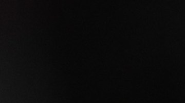 David Alaba celebra con la afición del Santiago Bernabéu luego de la victoria ante Chelsea por cuartos de final de la UEFA Champions League.