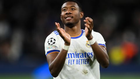 David Alaba celebra con la afición del Santiago Bernabéu luego de la victoria ante Chelsea por cuartos de final de la UEFA Champions League.