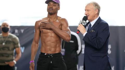 Errol Spence Jr. posa durante el pesaje de su pelea ante Yordenis Ugás.