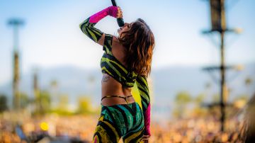 Anitta presume sus movimientos de baile al ritmo de la música brasilera