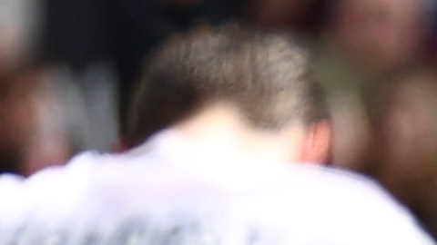 Nikola Vlasic del West Ham llora de manera desconsolada mientras atienden al lesionado Ashley Westwood.