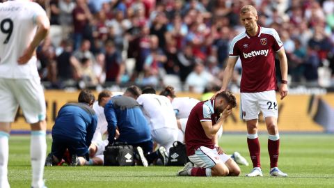 Nikola Vlasic del West Ham llora de manera desconsolada mientras atienden al lesionado Ashley Westwood.