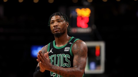 Marcus Smart celebra la victoria durante el primer juego de playoffs de 2022 ante Brooklyn Nets.
