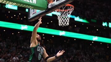 Jayson Tatum durante el tiro que le dio la victoria a Celtics sobre Nets en el inicio de los playoffs 2022 de la NBA.