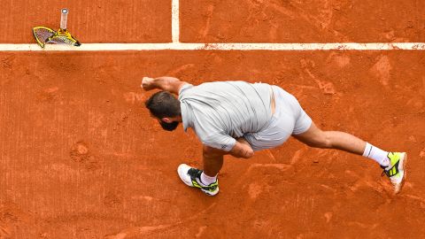 Benoit Paire rompe su raqueta durante un compromiso en el Barcelona Open 2022.