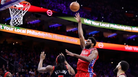 Joel Embiid anota una cesta ante la defensa de Toronto en el segundo encuentro de la serie entre 76ers y Raptors por los playoffs 2022 de la NBA.