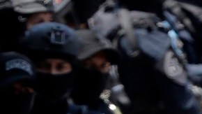 El expresidentente Juan Orlando Hernández es extraditado a EE.UU. bajo un intenso sistema de seguridad.