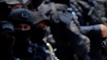 El expresidentente Juan Orlando Hernández es extraditado a EE.UU. bajo un intenso sistema de seguridad.