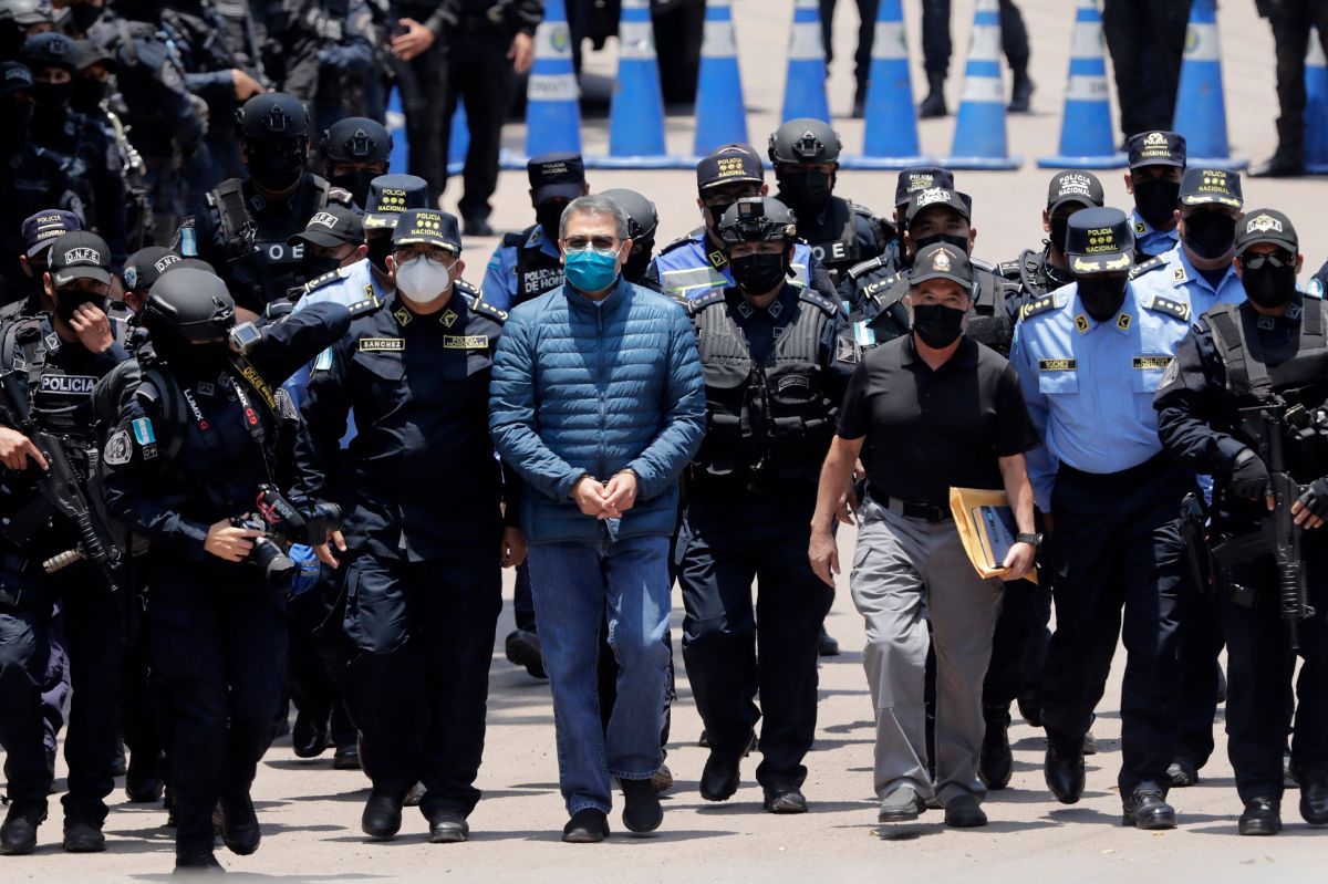 El expresidentente Juan Orlando Hernández es extraditado a EE.UU. bajo un intenso sistema de seguridad.