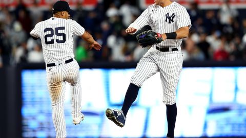 Gleyber Torres (L) y Aaron Judge (R) celebran una jugada en el encuentro ante Cleveland Guardians.