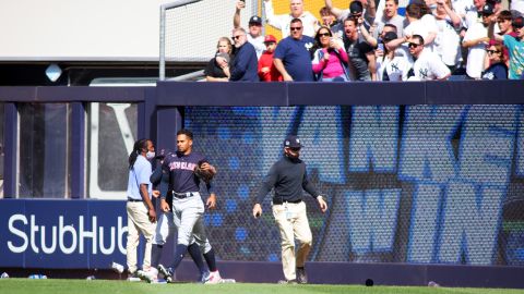 Myles Straw saltó la cerca y encaró a un fanático de los Yankees.