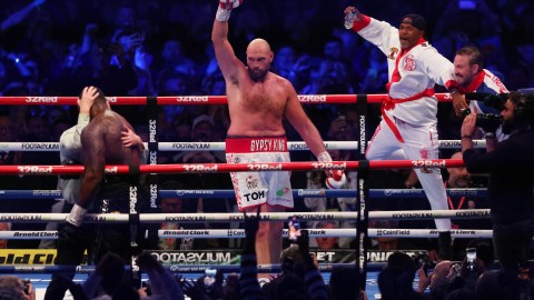 Tyson Fury alza las manos luego de noquear a Dillian Whyte.