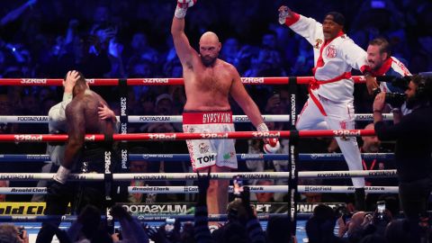 Tyson Fury alza las manos luego de noquear a Dillian Whyte.