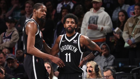Kevin Durant (L) y Kyrie Irving (R) no ocultan su frustración luego de la derrota ante Boston Celtics en los playoffs 2022 de la NBA