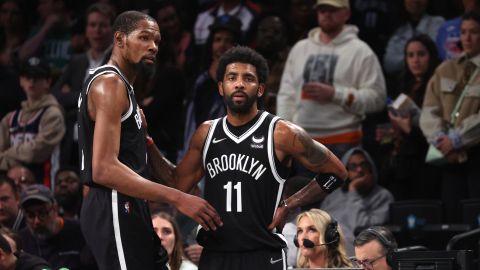 Kevin Durant (L) y Kyrie Irving (R) no ocultan su frustración luego de la derrota ante Boston Celtics en los playoffs 2022 de la NBA