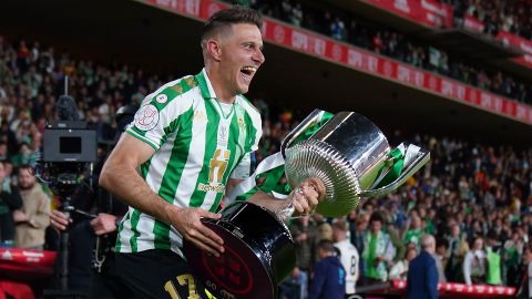 Joaquín corre con el trofeo de la Copa del Rey tras vencer en penales al Valencia.