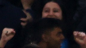 Bernardo Silva celebra junto al Phil Foden el cuarto gol del encuentro para el Manchester City.