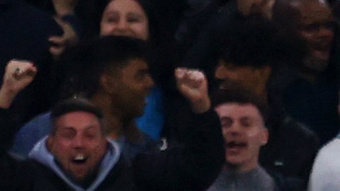 Bernardo Silva celebra junto al Phil Foden el cuarto gol del encuentro para el Manchester City.