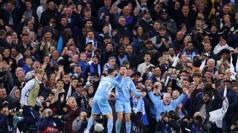 Bernardo Silva celebra junto al Phil Foden el cuarto gol del encuentro para el Manchester City.